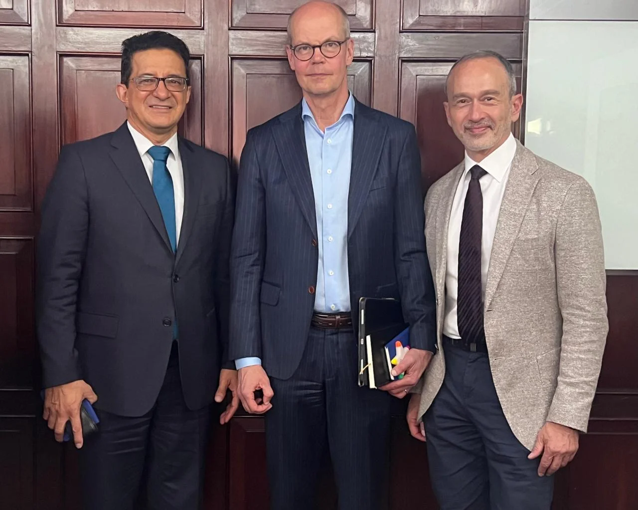 Adolfo De La Cruz, Coordinador de Escuela Alta & del Programa del Diploma del IB, y Miembro de la Red de Educadores del IB (IBEN), Olli-Pekka en el centro, más detalles en el texto y Haif Bannayan Director Global de Desarrollo Empresarial del IB.